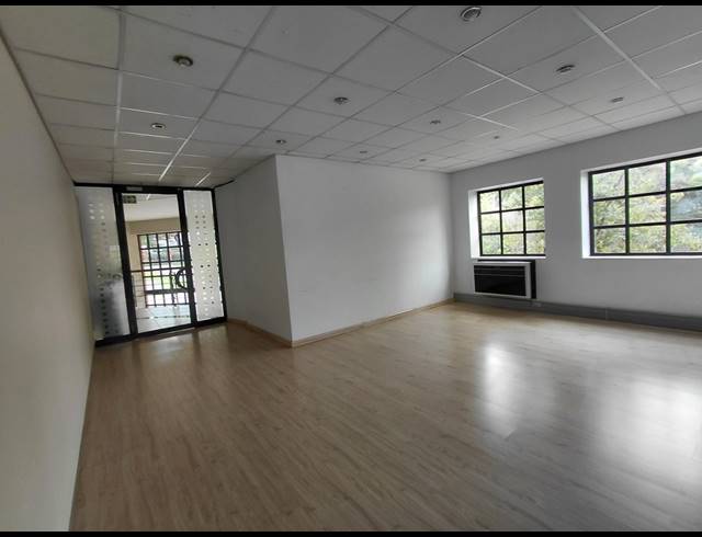 223M² OFFICE TO LET IN LYME PARK